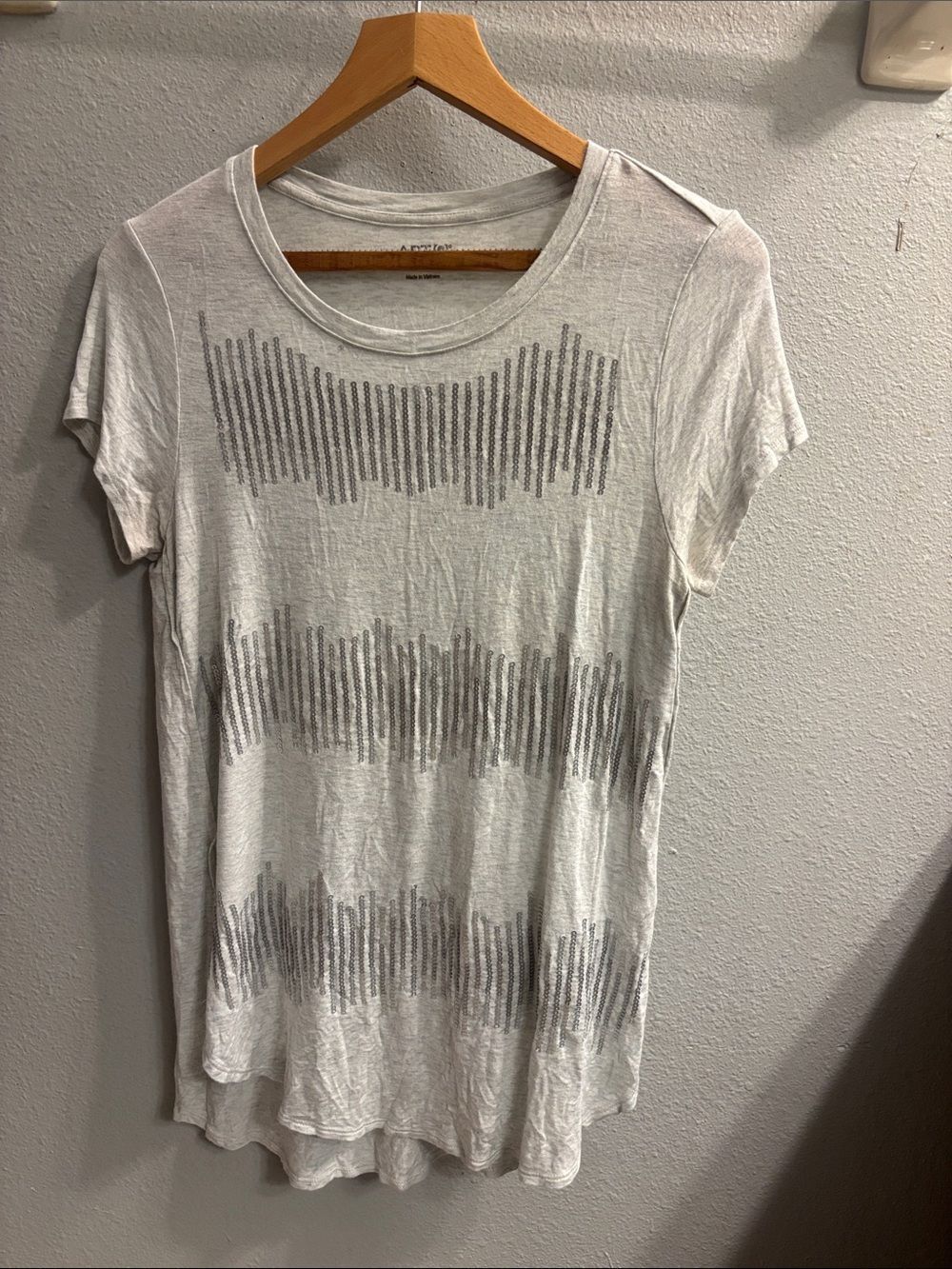 Apt. 9 Light Gray Short Sleeve Tee with Metallic Stripe Print